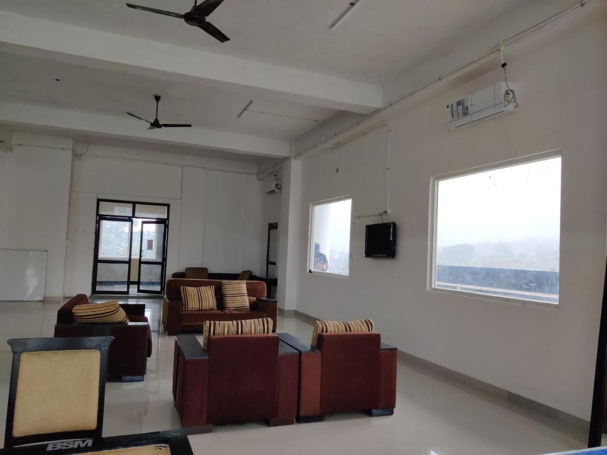 Hostel Abuzz Oxfordcaps Imperial Heights Dehradun Exterior foto