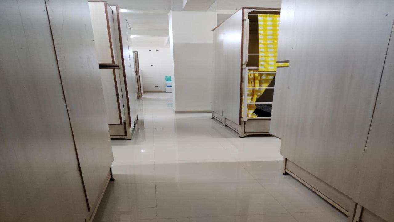 Hostel Abuzz Oxfordcaps Imperial Heights Dehradun Exterior foto